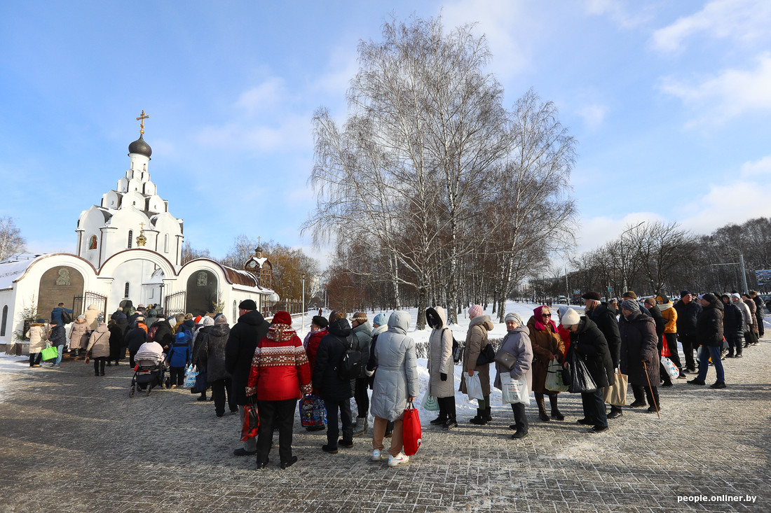 Люди около церкви. Зачем люди приходят в церковь. Ходить в храм. Не обязательно ходить в церковь. Надо идти в храм.