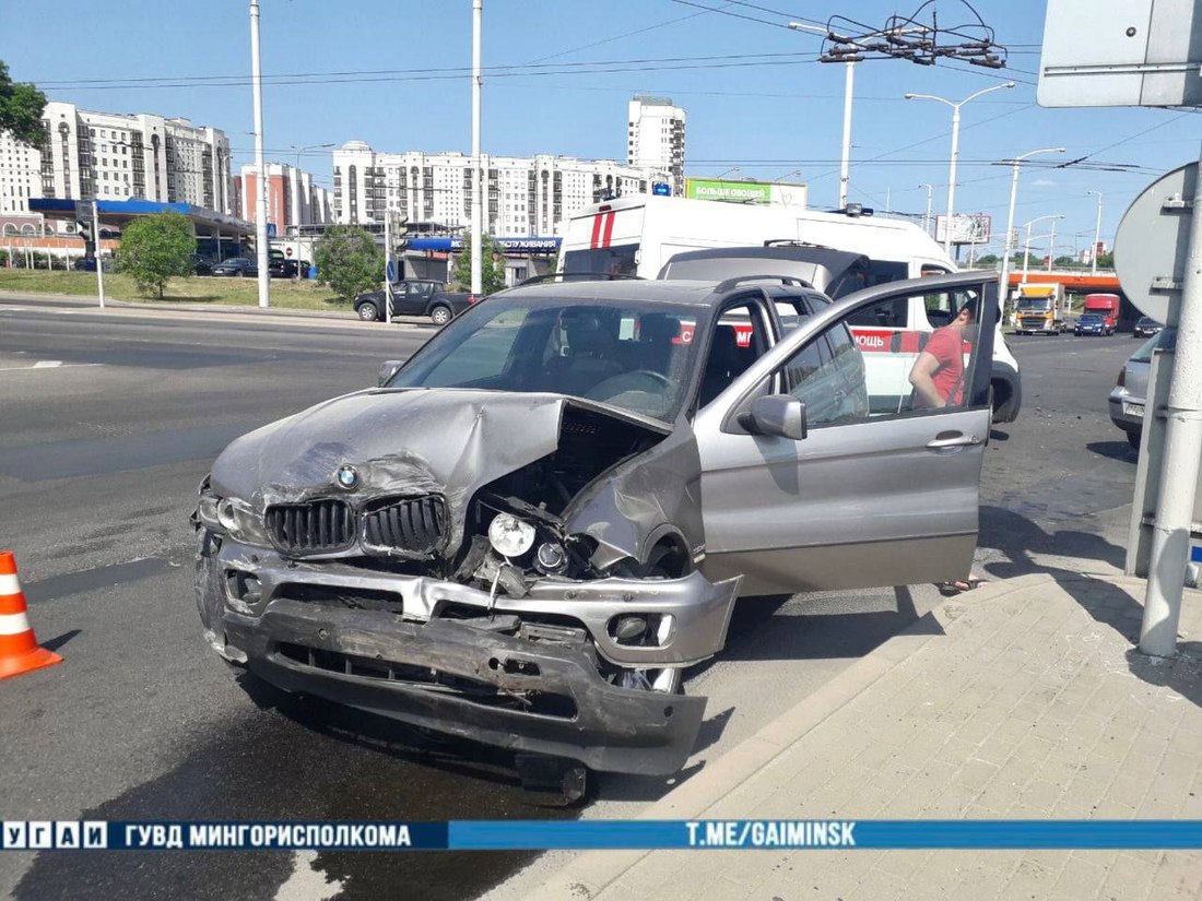 Минск: авария из-за проезда на красный попала на видео