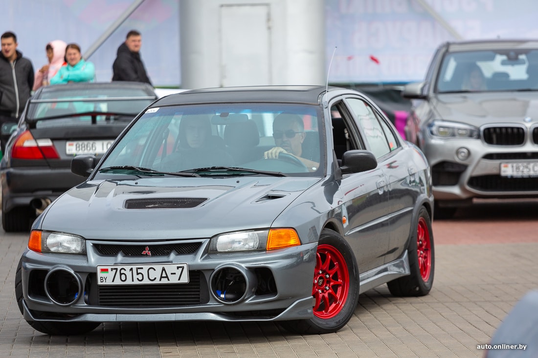 Фотофакт: возле «Чижовка-Арены» устроили гонки в формате time attack