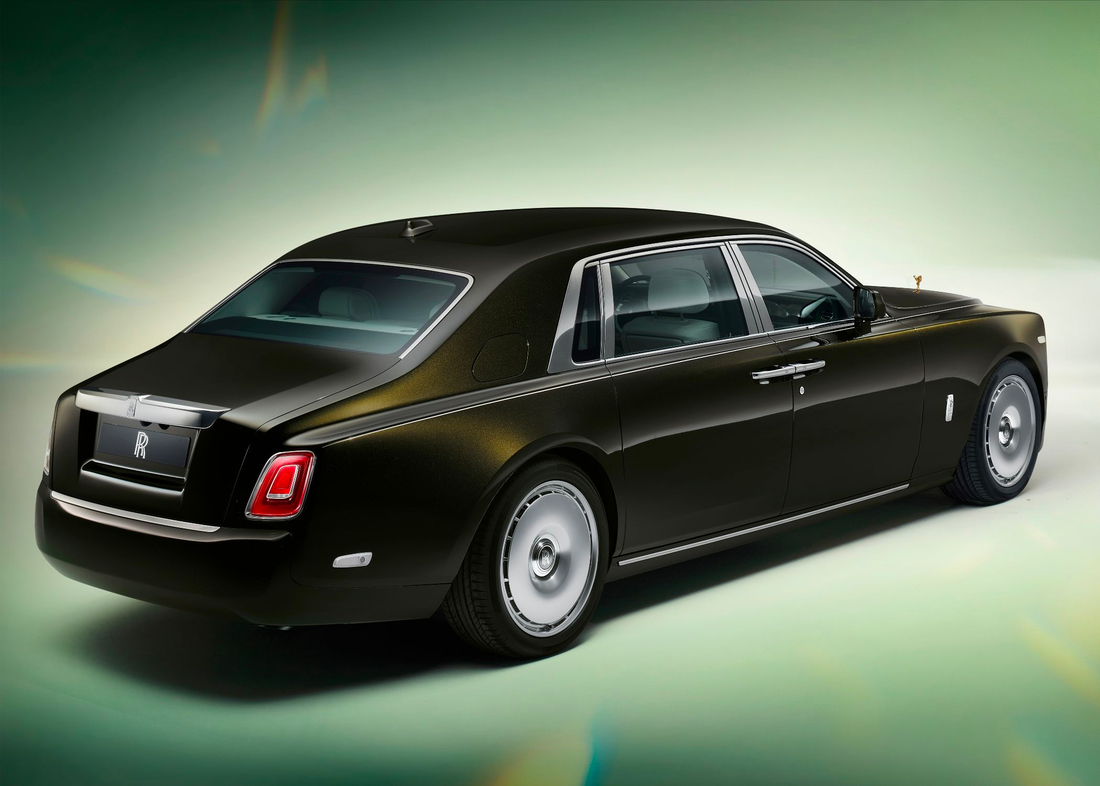 Rolls-Royce Phantom стал еще лучше. Занимаем очередь