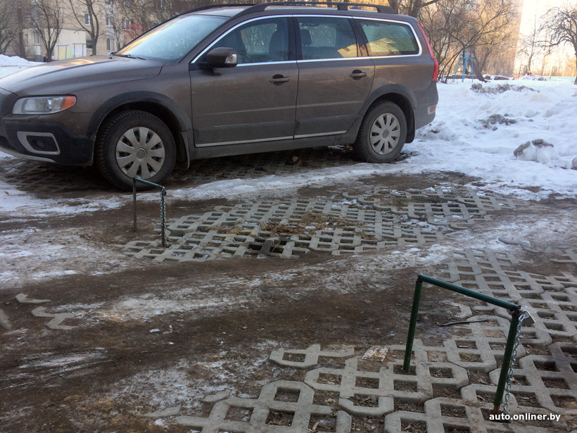 Застолбил парковку во дворе. Как застолбить парковочное место. Новосибирск вещи во дворе. Как застолбить место во дворе для машины.