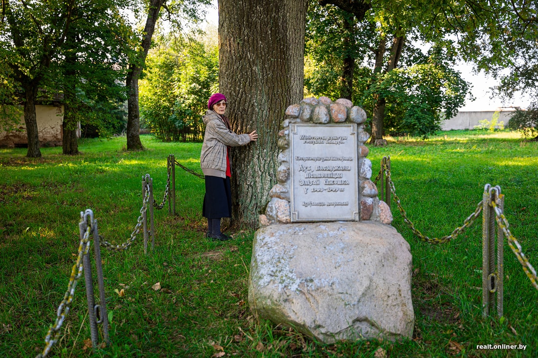 Тратят пенсию не на лекарства, а на ремонт старинной усадьбы. И кайфуют от  этого