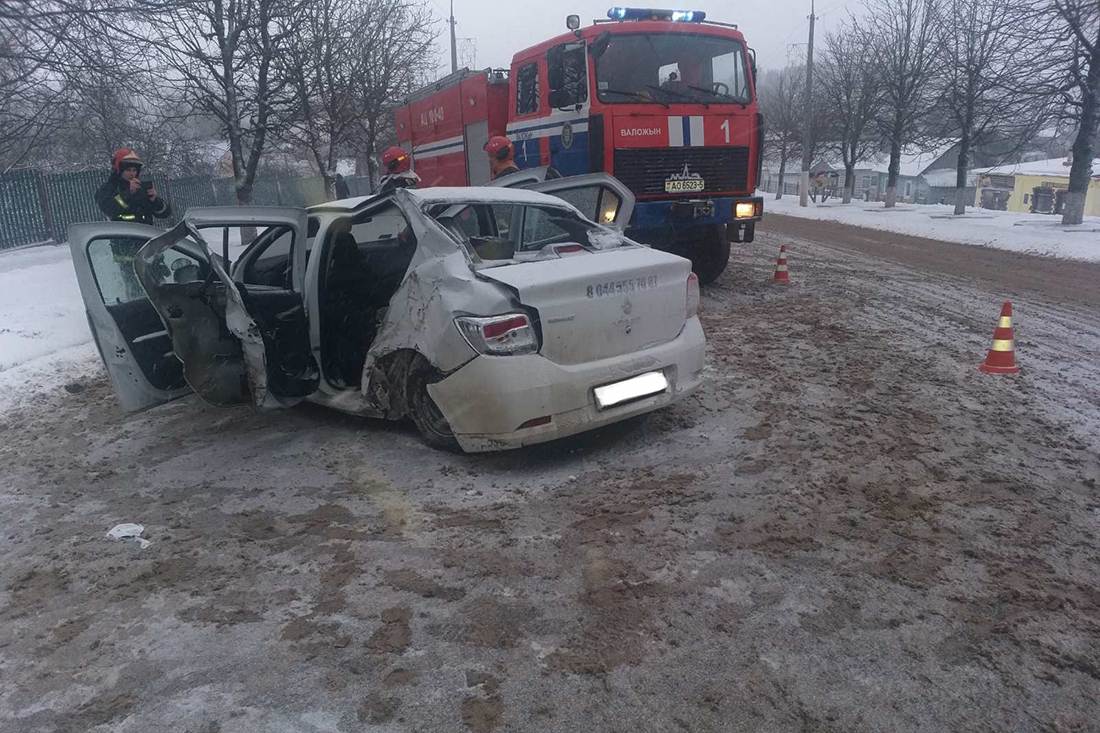 Рено авария фото Утром - снежок, после обеда - сильный ветер. Хроника пятничных аварий