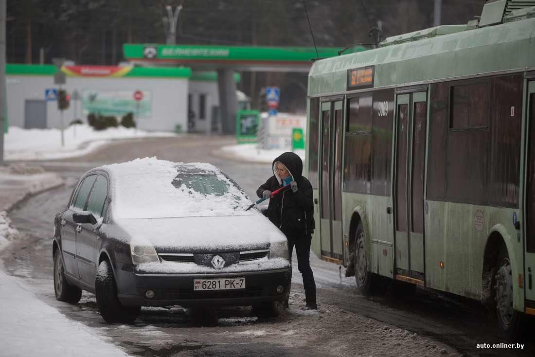 Минск: аварии на МКАД и машины в замерзших «панцирях»