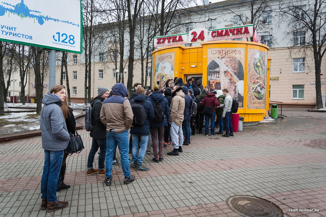 Фотофакт: очередь за бесплатной шаурмой в закрытое «Хутка-Смачна»