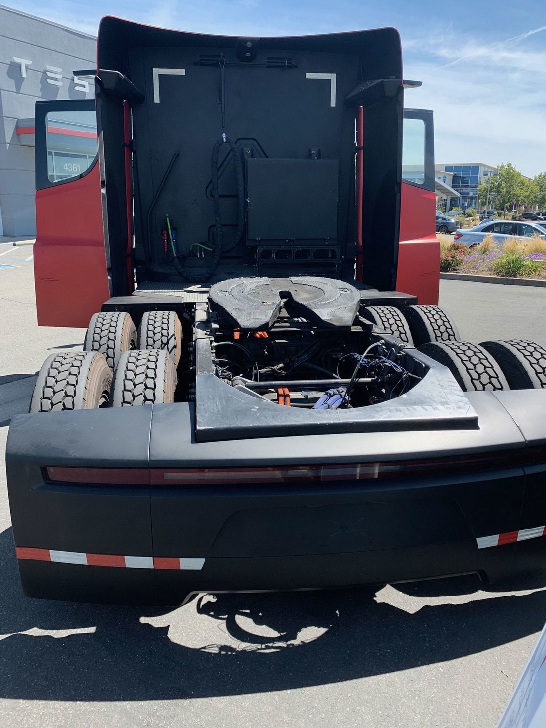 Tesla Semi сфотографировали на парковке в Калифорнии