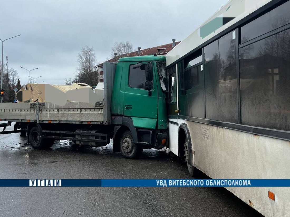 В Новополоцке грузовик въехал в лоб автобусу