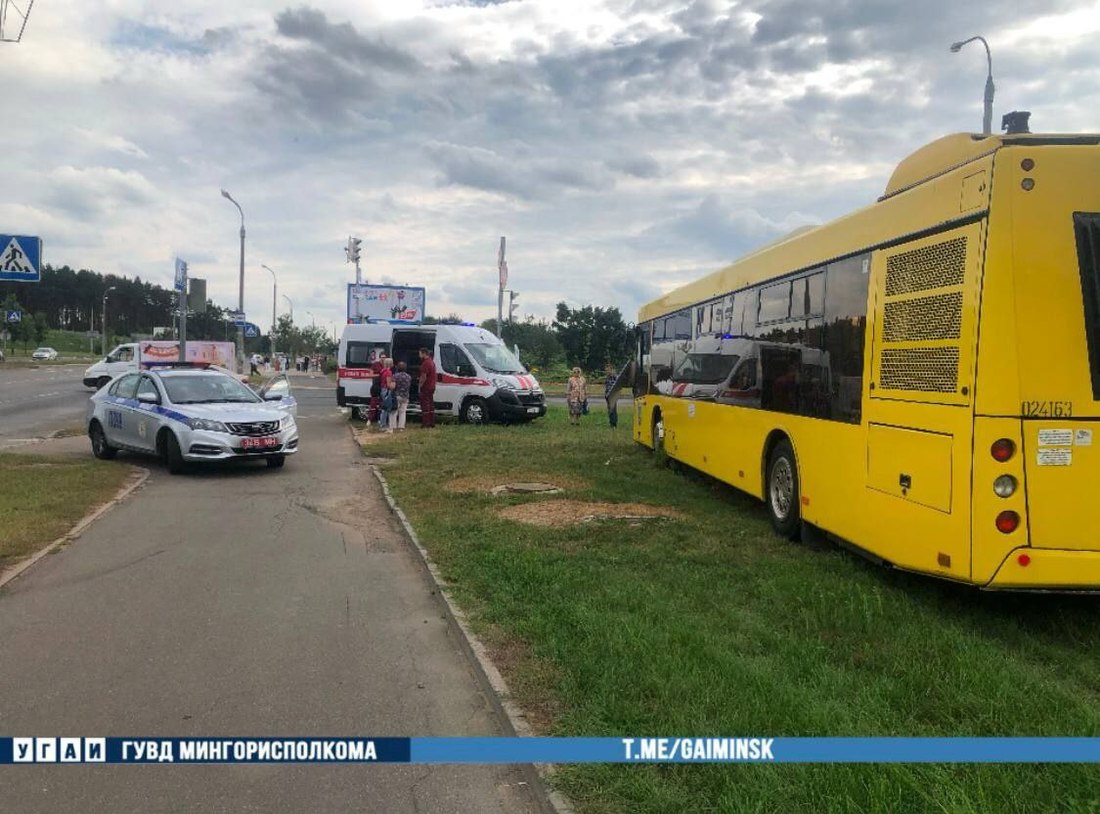 Автобус с пассажирами оказался на «зеленке». Что случилось на Долгиновском  тракте