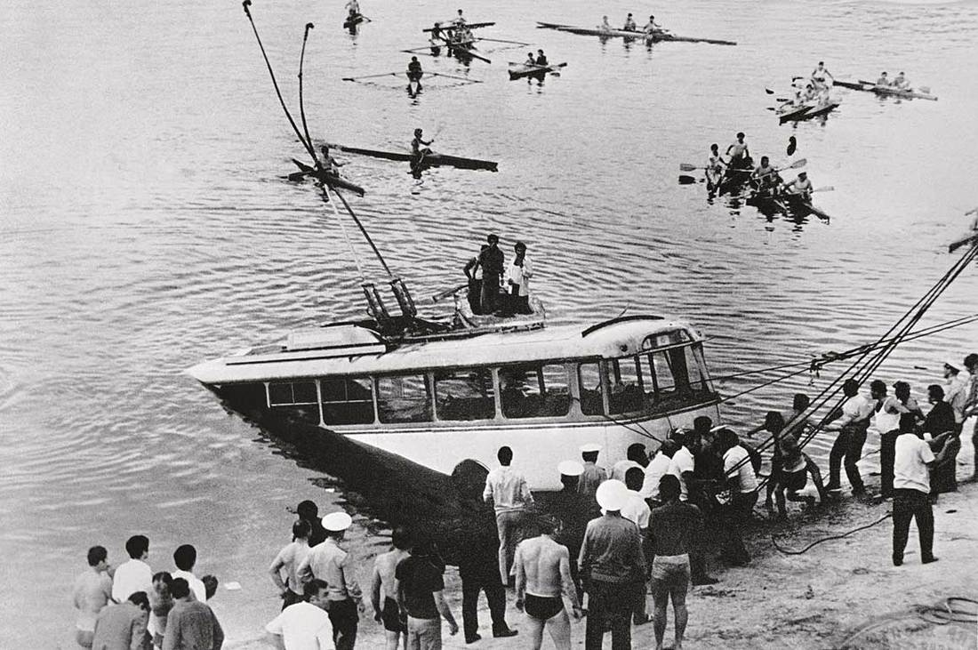 Спас людей из тонущего троллейбуса ценой карьеры. История советского пловца-супергероя