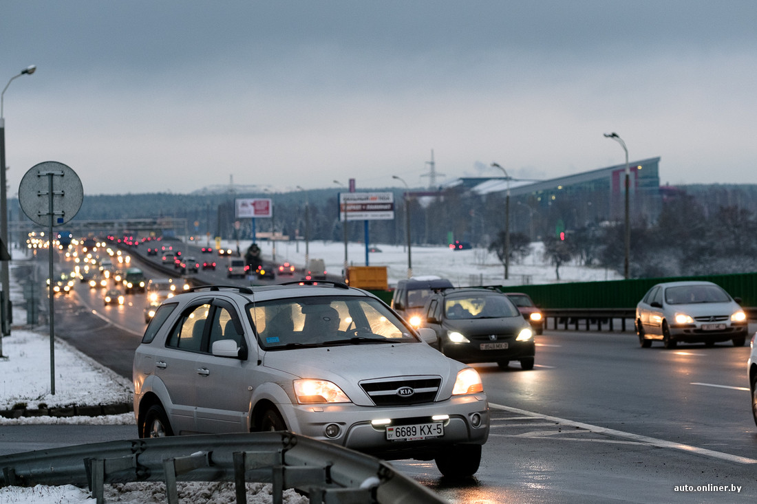 Мкад по номеру автомобиля. Машины на МКАДЕ. Учебный автомобиль на МКАД. МКАД одна машина ночь. Китайские машины на МКАД.