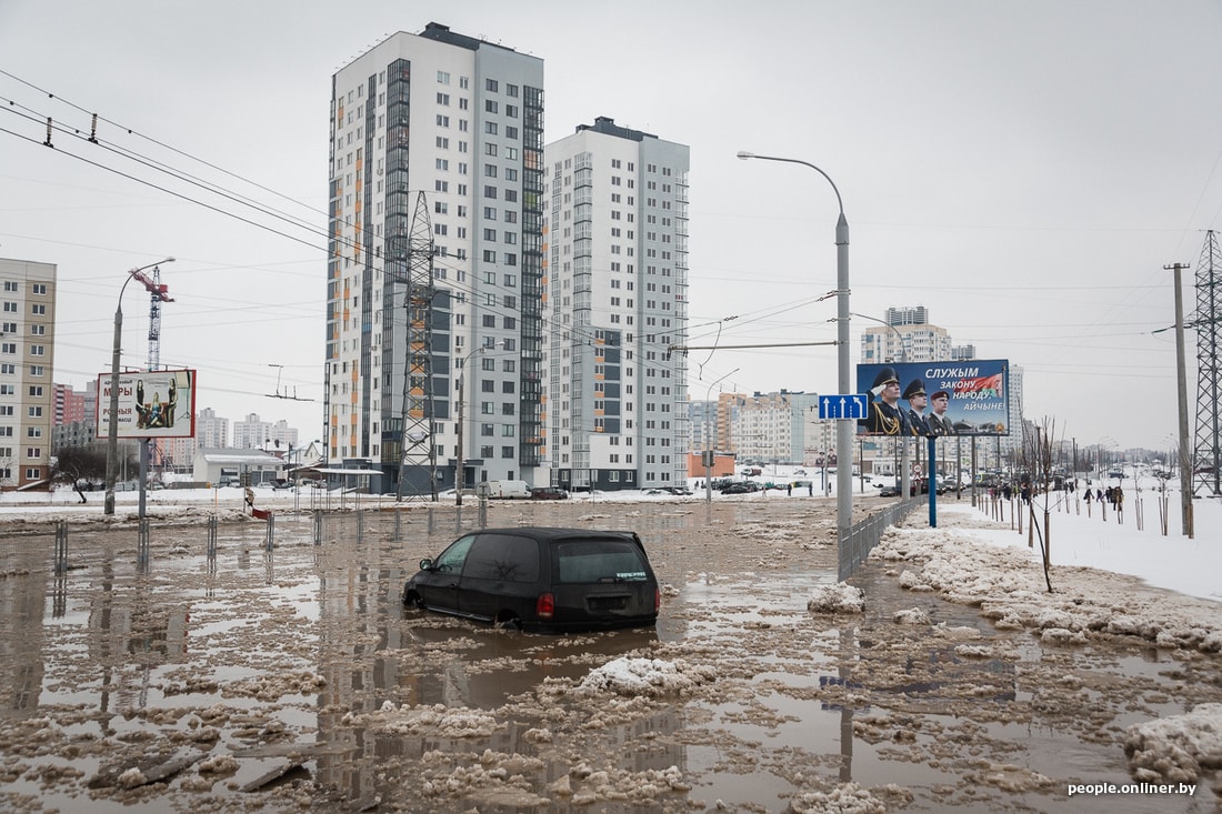 Коммунальный апокалипсис: улицу Горецкого в Минске залило водой