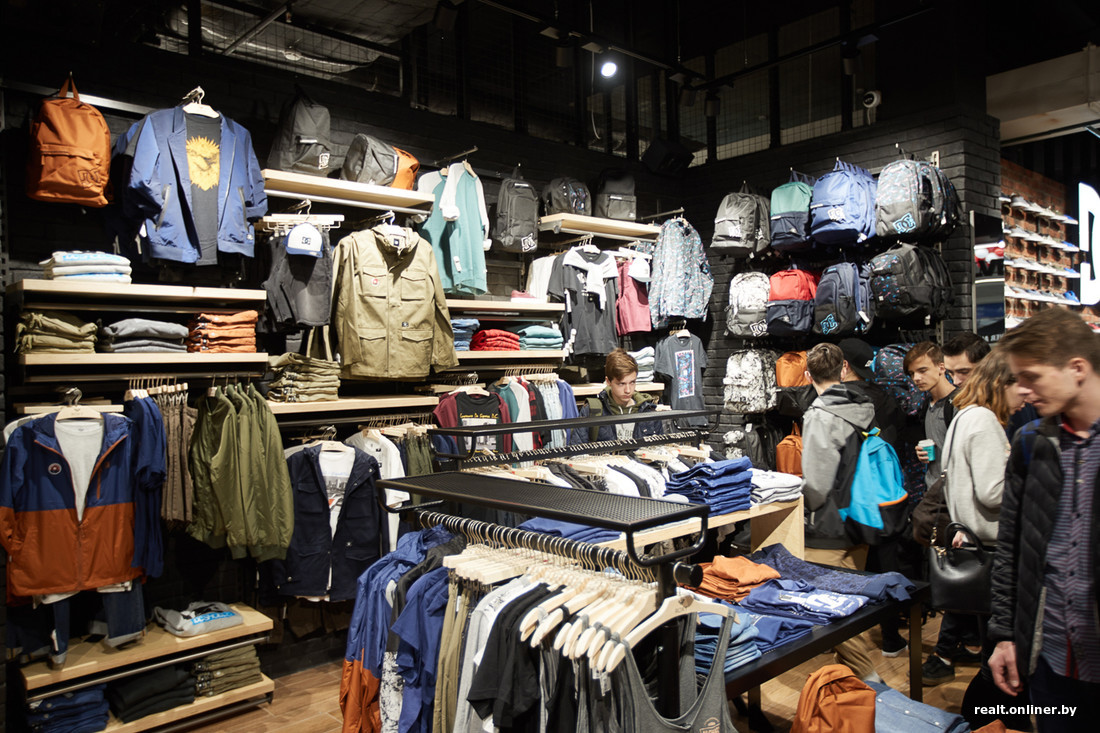 Магазины белорусских брендов. Магазин Quiksilver оборудование. Quicksilver одежда мужская белая дача. Магазин Quicksilver СПБ. Магазины в Минске белорусского бренда.