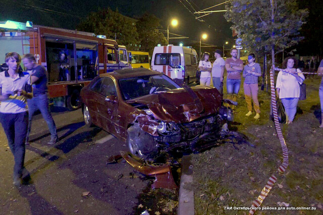 Авария в Минске: Peugeot столкнулся с Mercedes и вылетел на тротуар