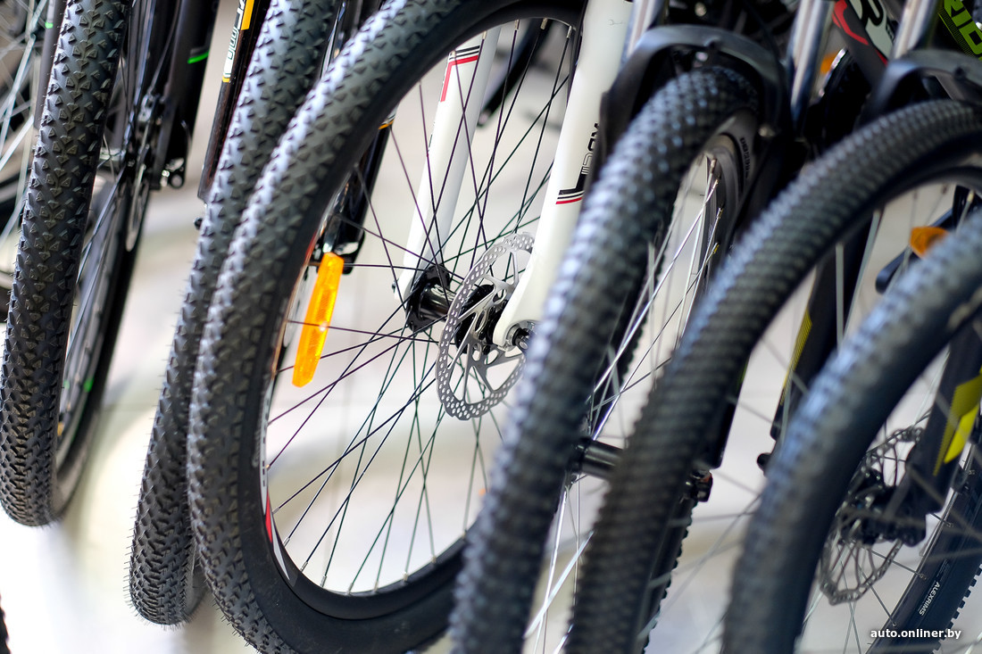 Накат велосипеда. Велосипедная шина. Резина на велосипед. Резиновая шина для велосипеда. Велосипедные покрышки выбор.