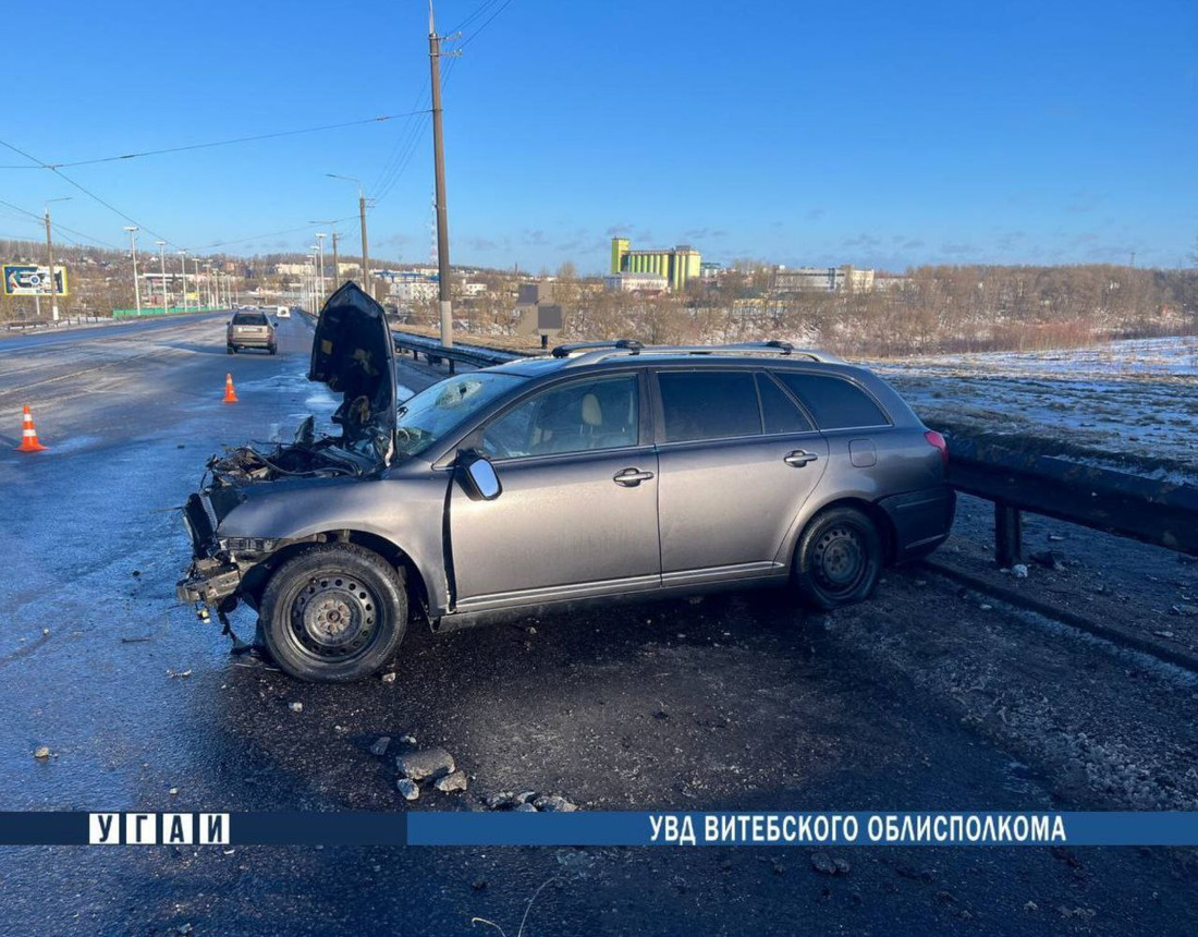 Видео: в Витебске водитель Toyota Avensis снес столб