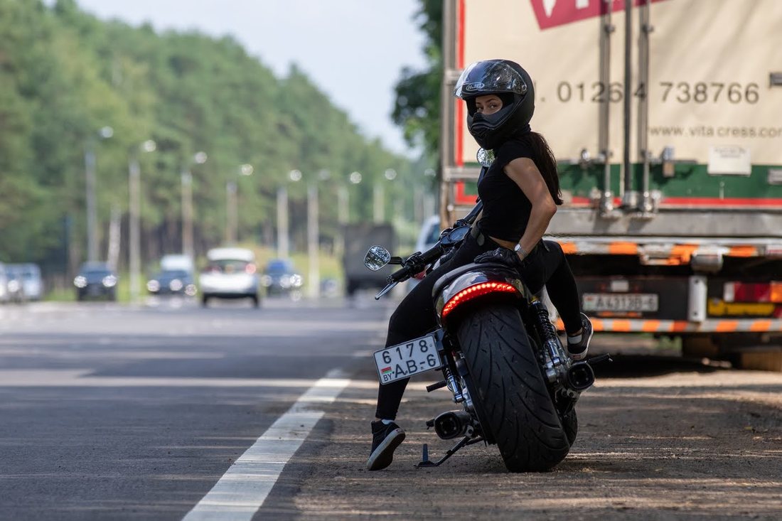 История девушки на тяжелом Harley-Davidson