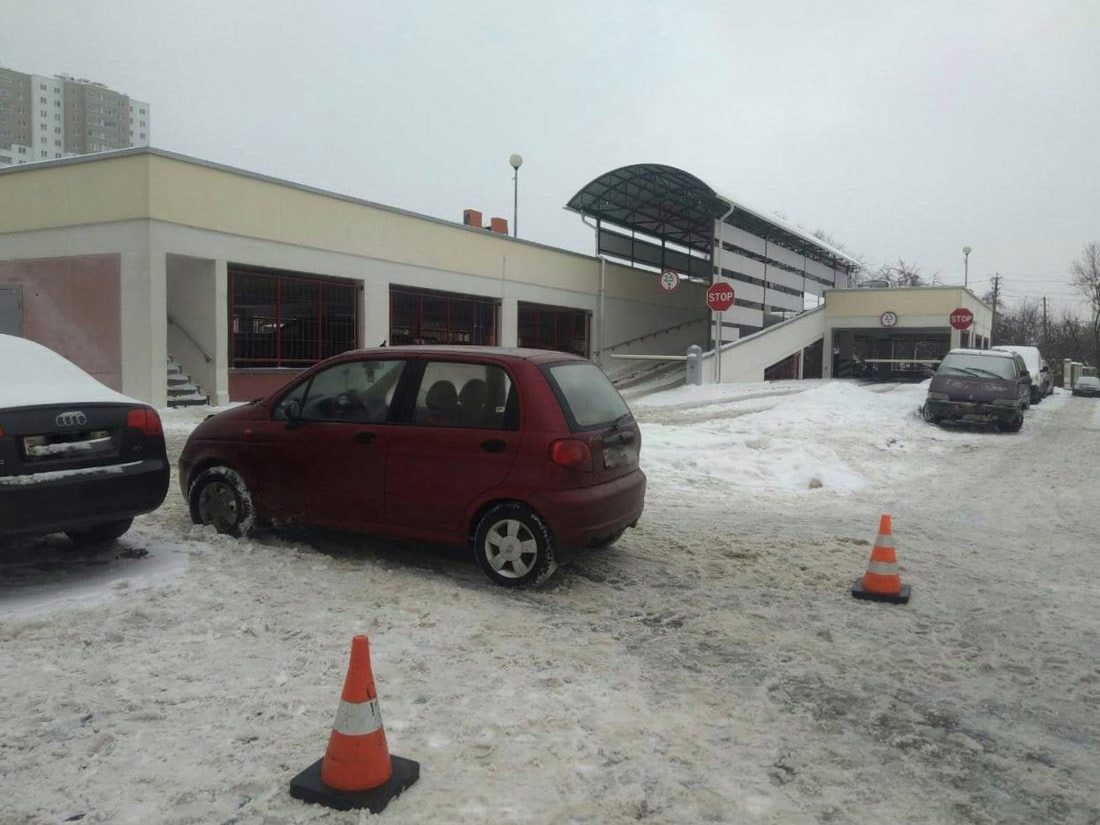 Во дворе автомобиль сбил четырехлетнего ребенка — мама на дочку не смотрела