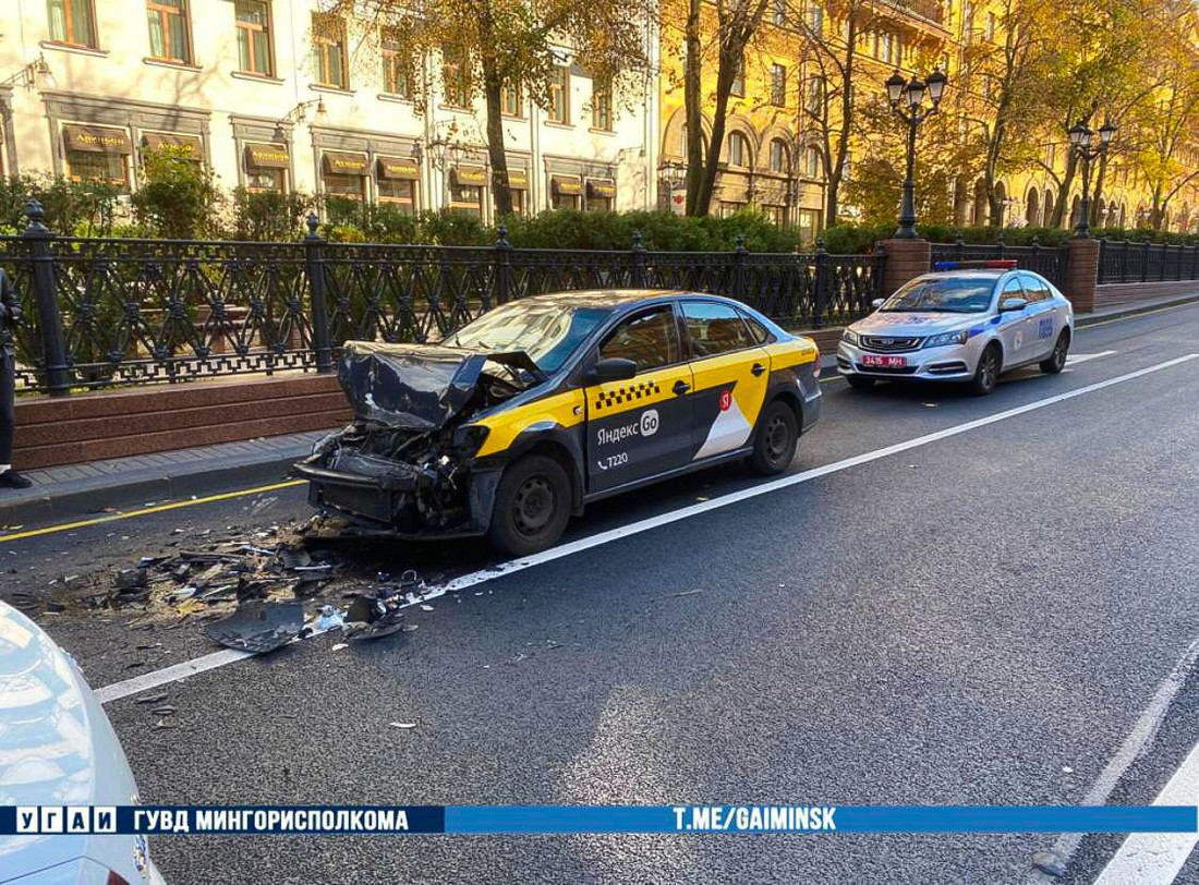 Авария в центре Минска: такси врезалось в маршрутку. Появилось видео