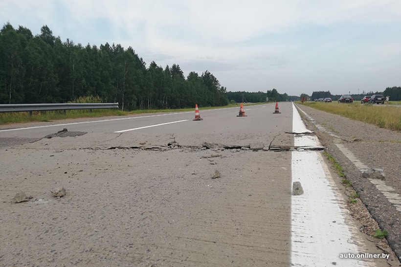 67 км. Холмик на дороге. Трасса м3 начало. Разбитая дорога из плит перекрытия.