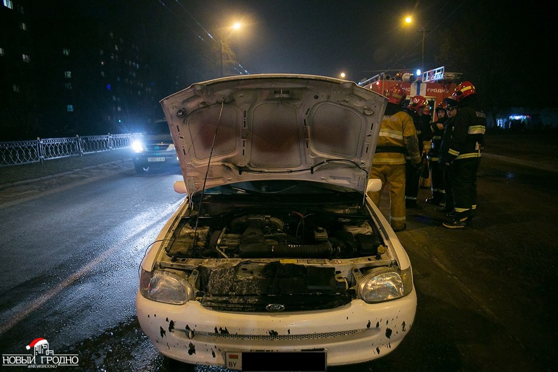 Во время старта на светофоре в Гродно загорелся Ford