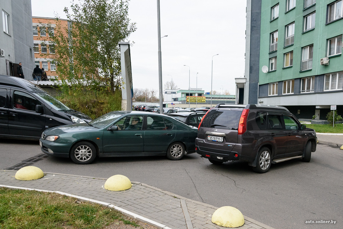 Автомобильная стоянка. Машины которые сами паркуются. Парковка на два места. Машины которые паркуются боком. Стоянка автомобилей.