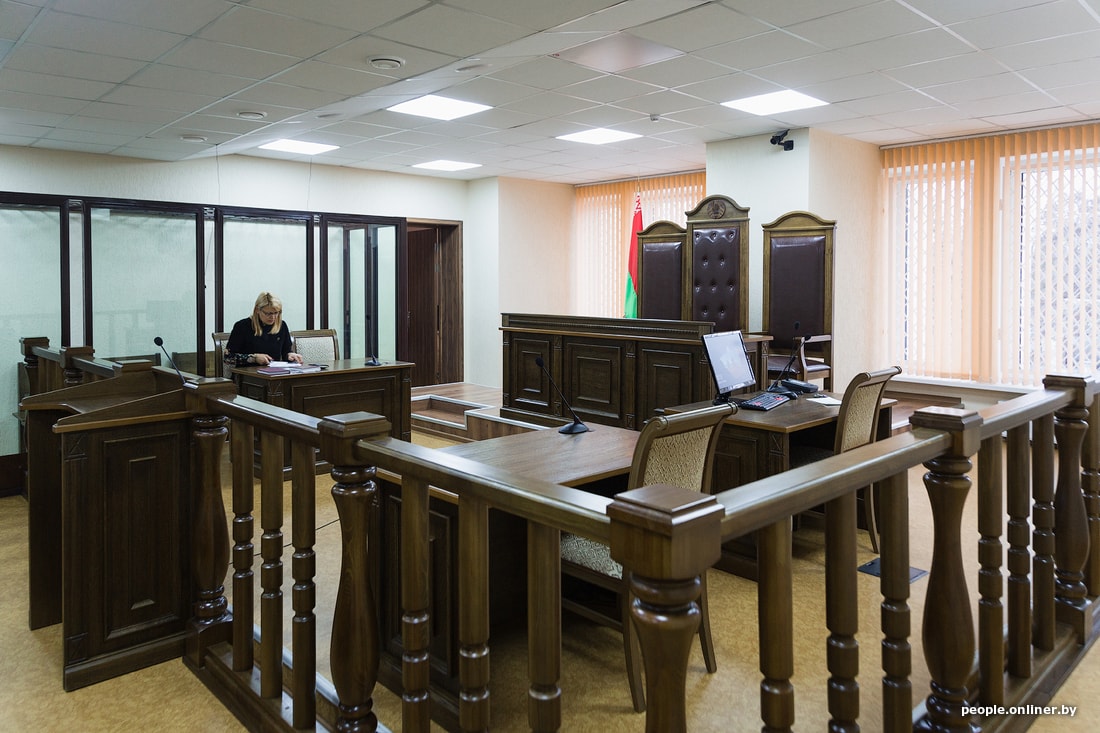 В Пинске начался суд по поводу конфликта директора школы и двух несовершеннолетних