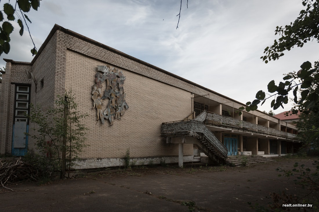 Экскурсия по «заброшке». Что случилось с одним из крупнейших лагерей страны