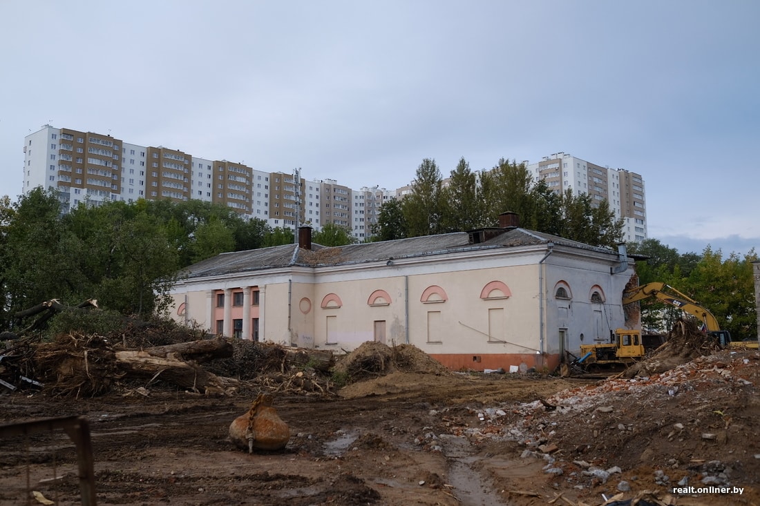 В Грушевке все же начали сносить кинотеатр «Авангард»