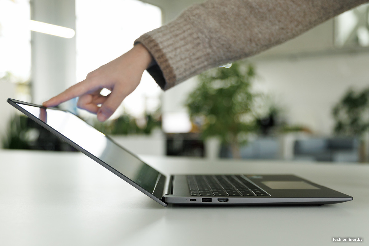 Угол раскрытия дисплея HONOR MagicBook X16 2024