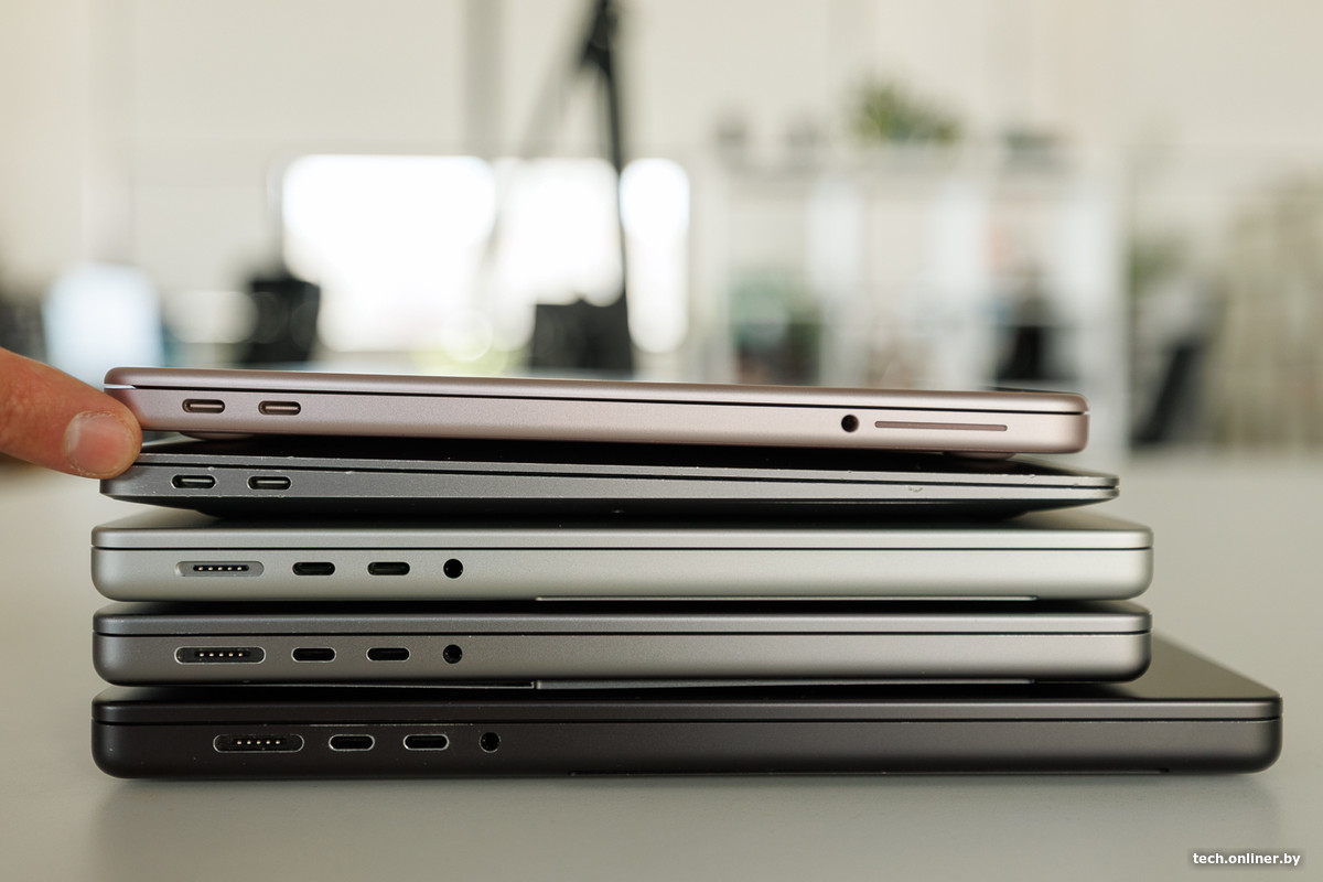 Стопка MacBook
