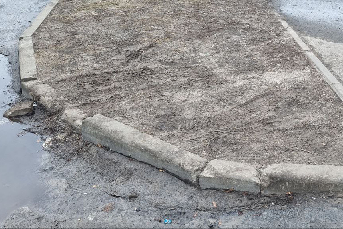 Снег сошел, и стали видны последствия стихийной стоянки, о которой нам рассказывал читатель.