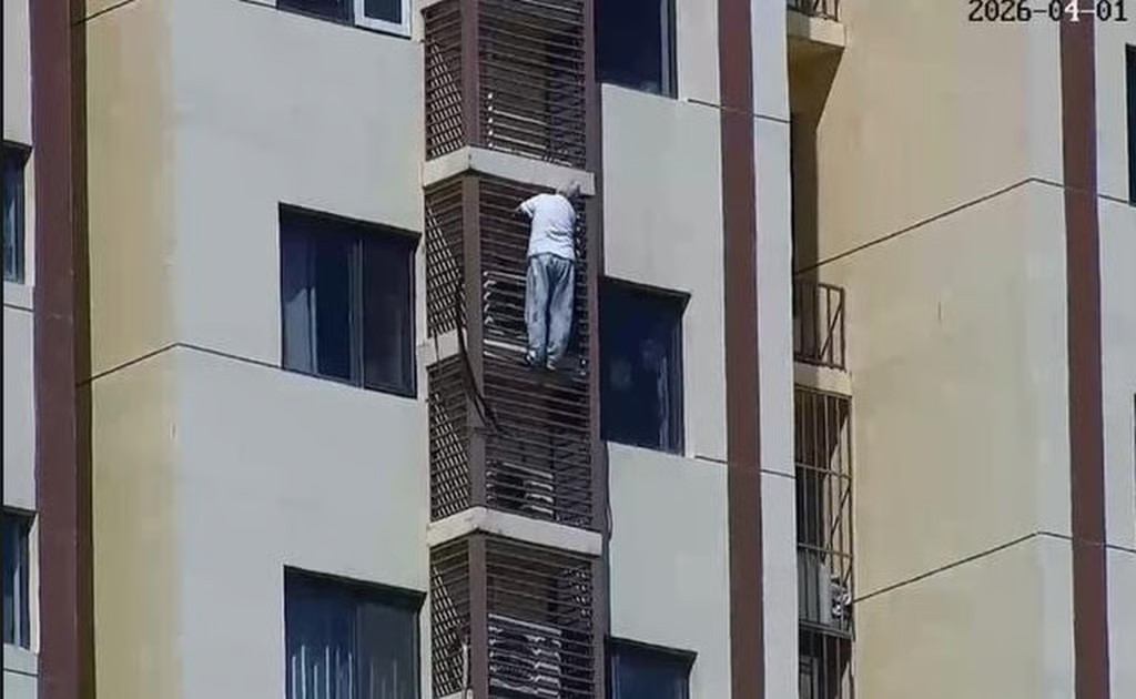 Пенсионерка выбралась из запертой