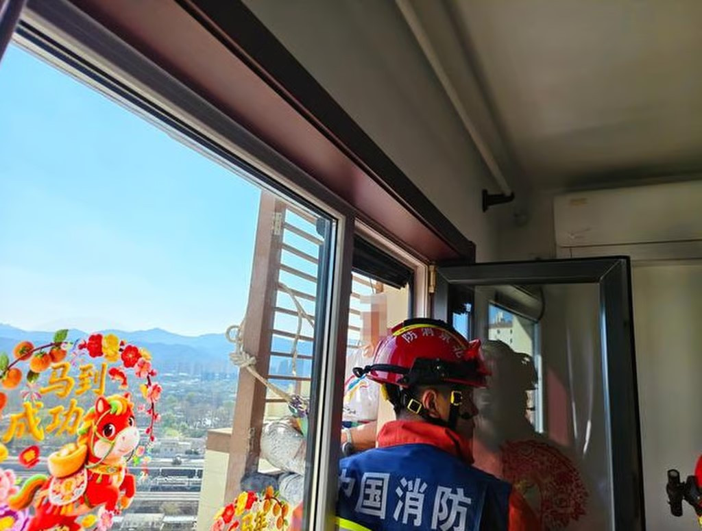 Пенсионерка спустилась по стене здания с 27-го на 21-й этаж, выбираясь из запертой спальни