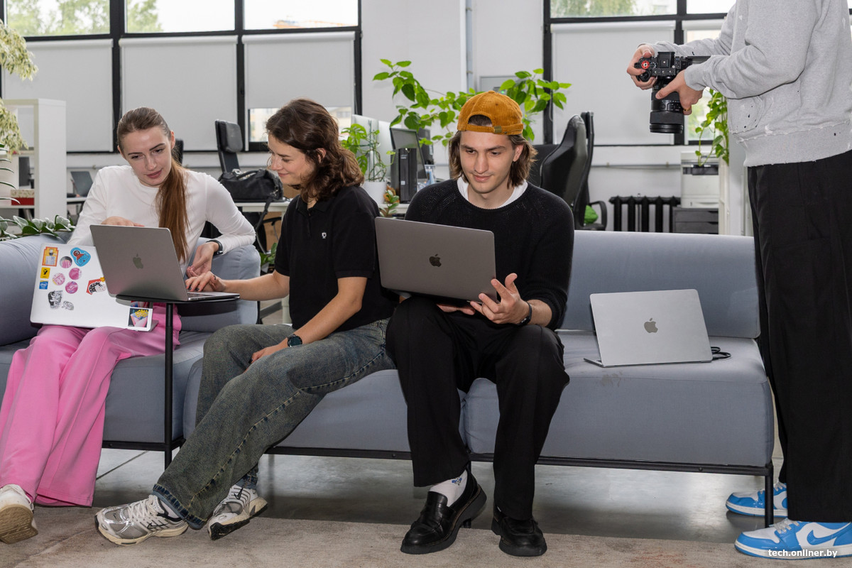 Молодые люди с MacBook