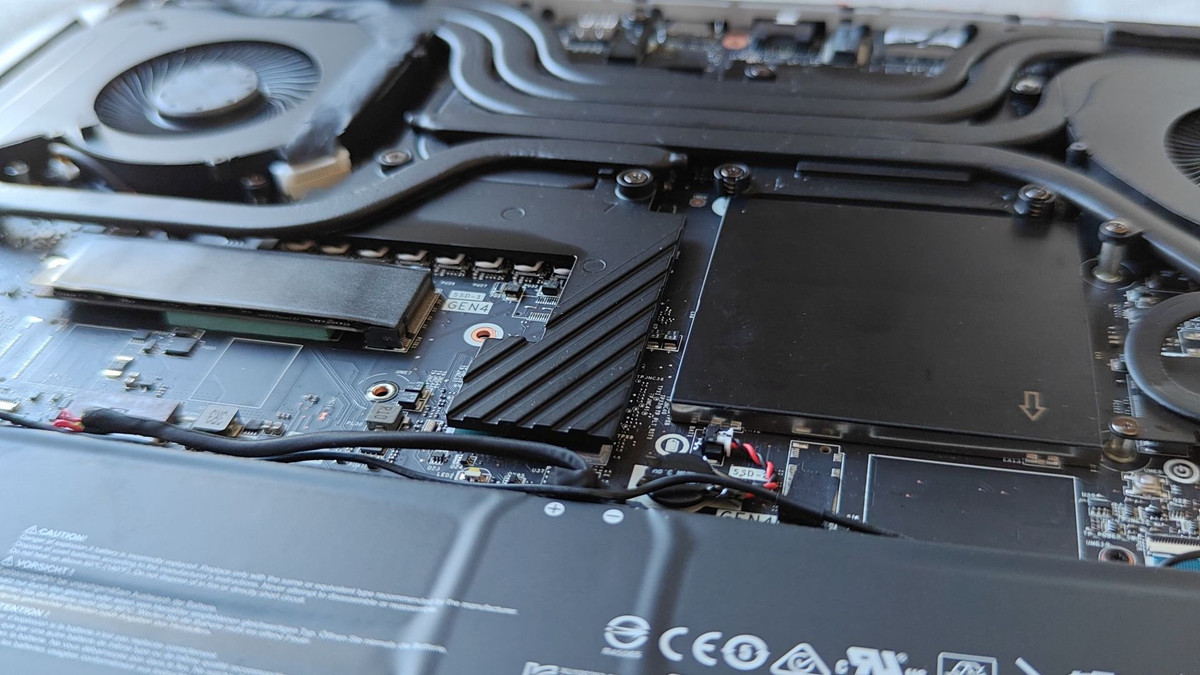 Радиатор на цепях питания MSI Raider 18 HX A2XWIG