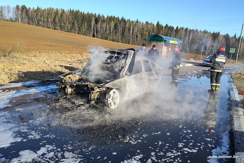 В Беларуси на трассе сгорел BMW. Очевидцы публикуют видео