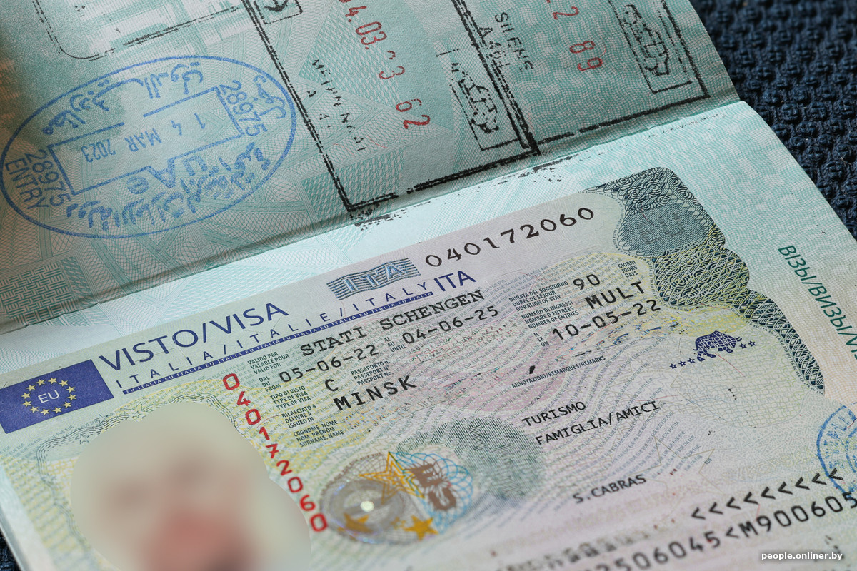 12000 рублей — только за подачу. За что визовые агенты берут такие деньги