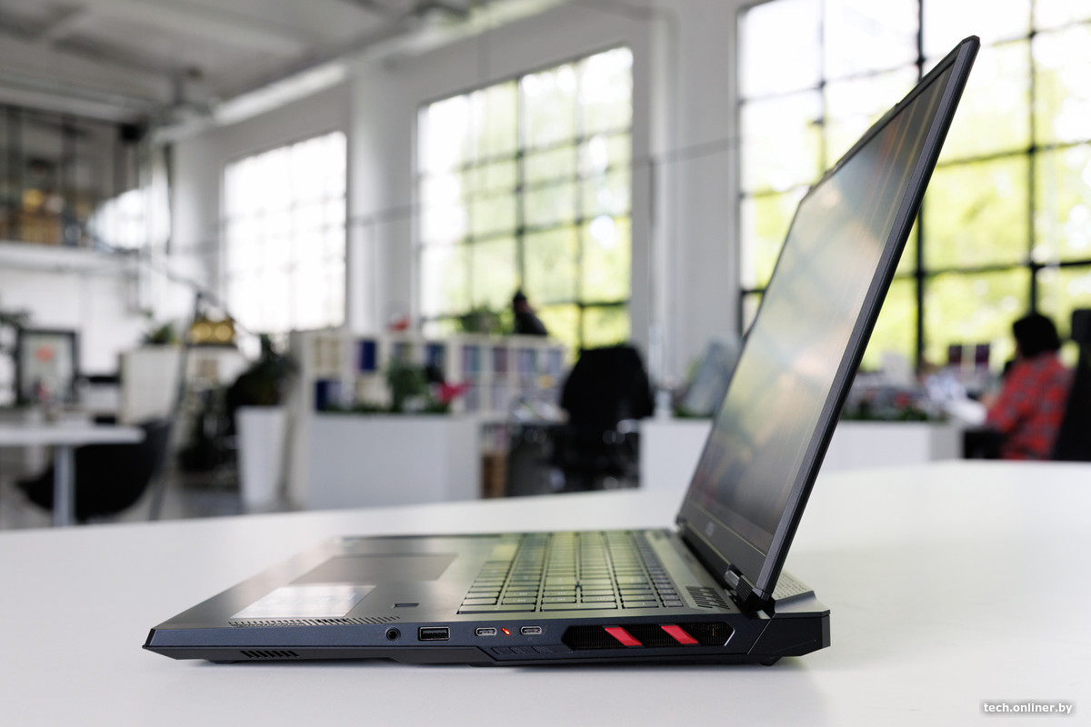 Порты справа MSI Raider 18 HX