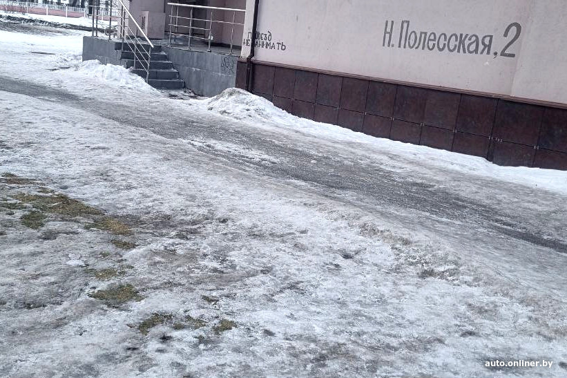 Зеленая зона в Гомеле превратилась в стихийную парковку