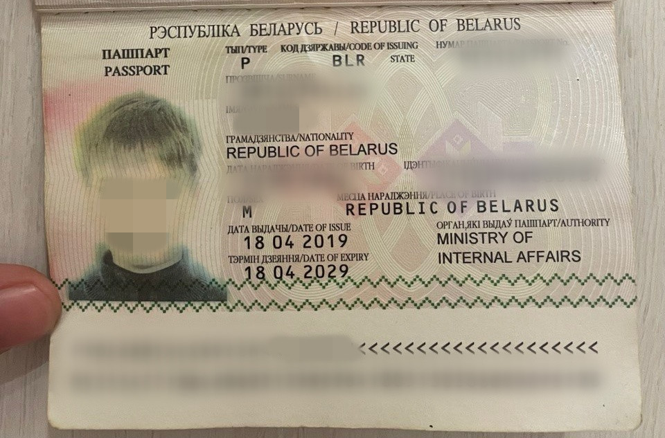Семья собралась на море, но 19-летнего сына развернули на границе. Что случилось?