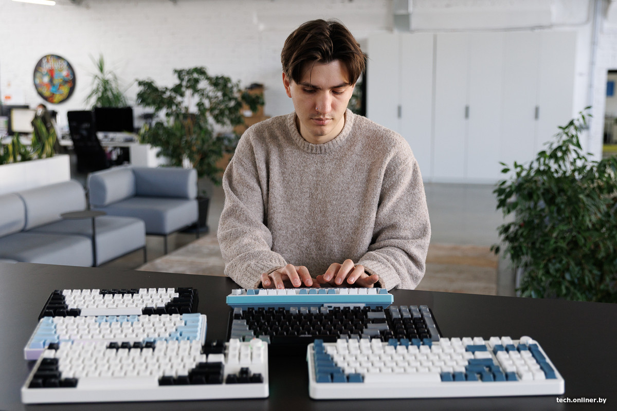 Мужчина печатает на клавиатуре