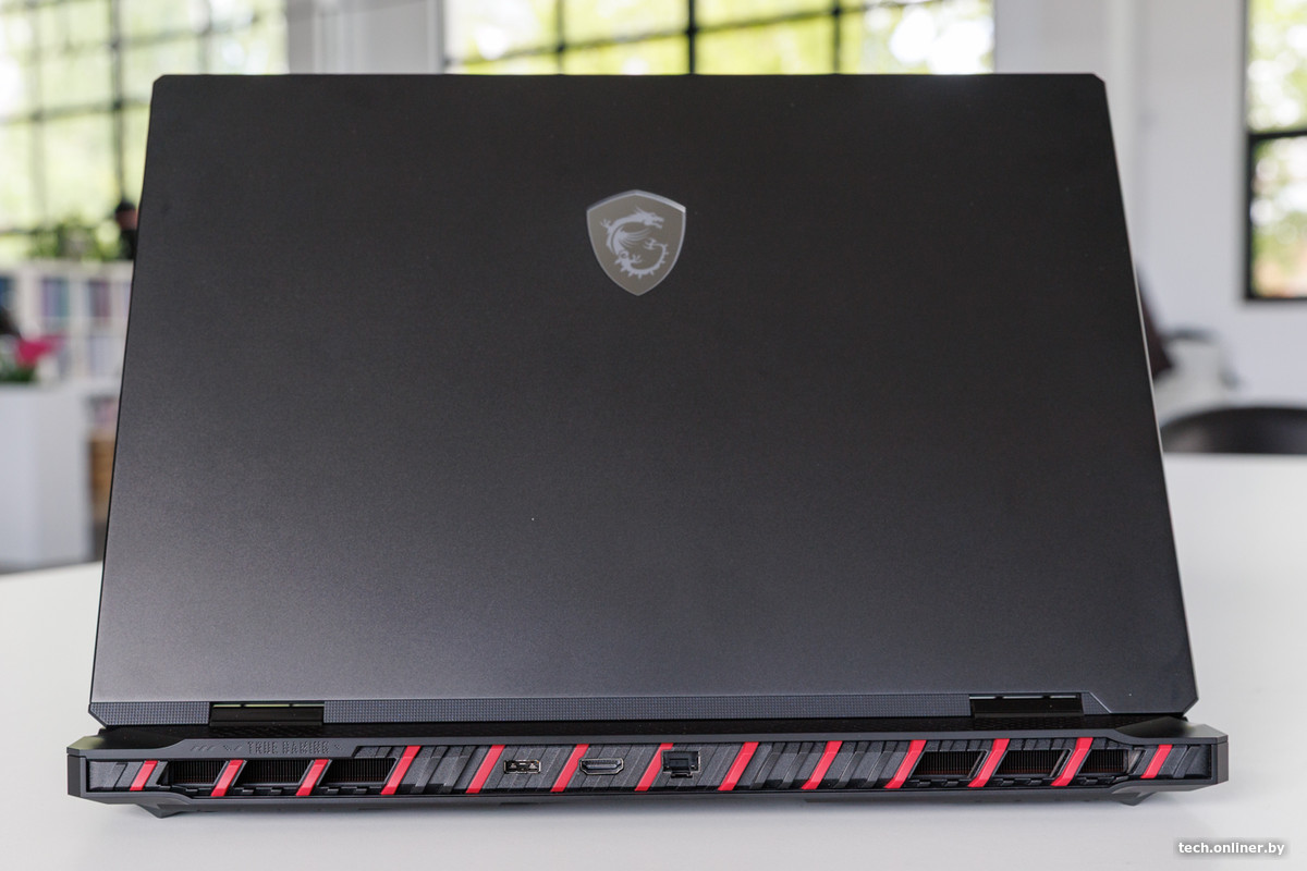 Порты сзади MSI Raider 18 HX