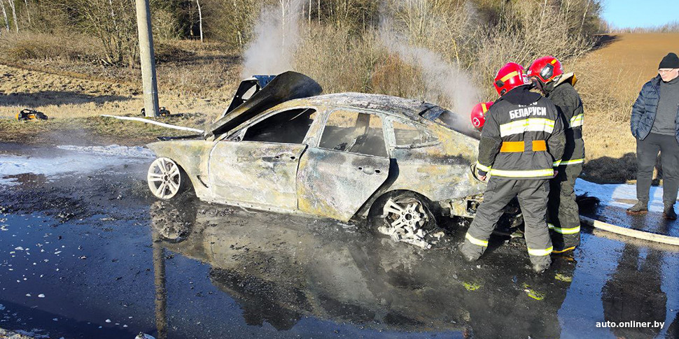 В Беларуси на трассе сгорел BMW. Очевидцы публикуют видео