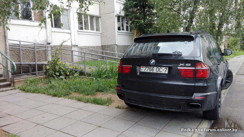 Бмв у подъезда. Bmw e39 бандитская. У твоего подъезда бэха без номеров. Бмв е34 с квадратными номерами. У твоего подъезда бэха без номеров.
