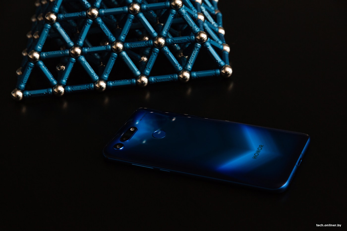 Отчего ты дырявый такой? Обзор смартфона Honor View 20 с камерой 48 Мп