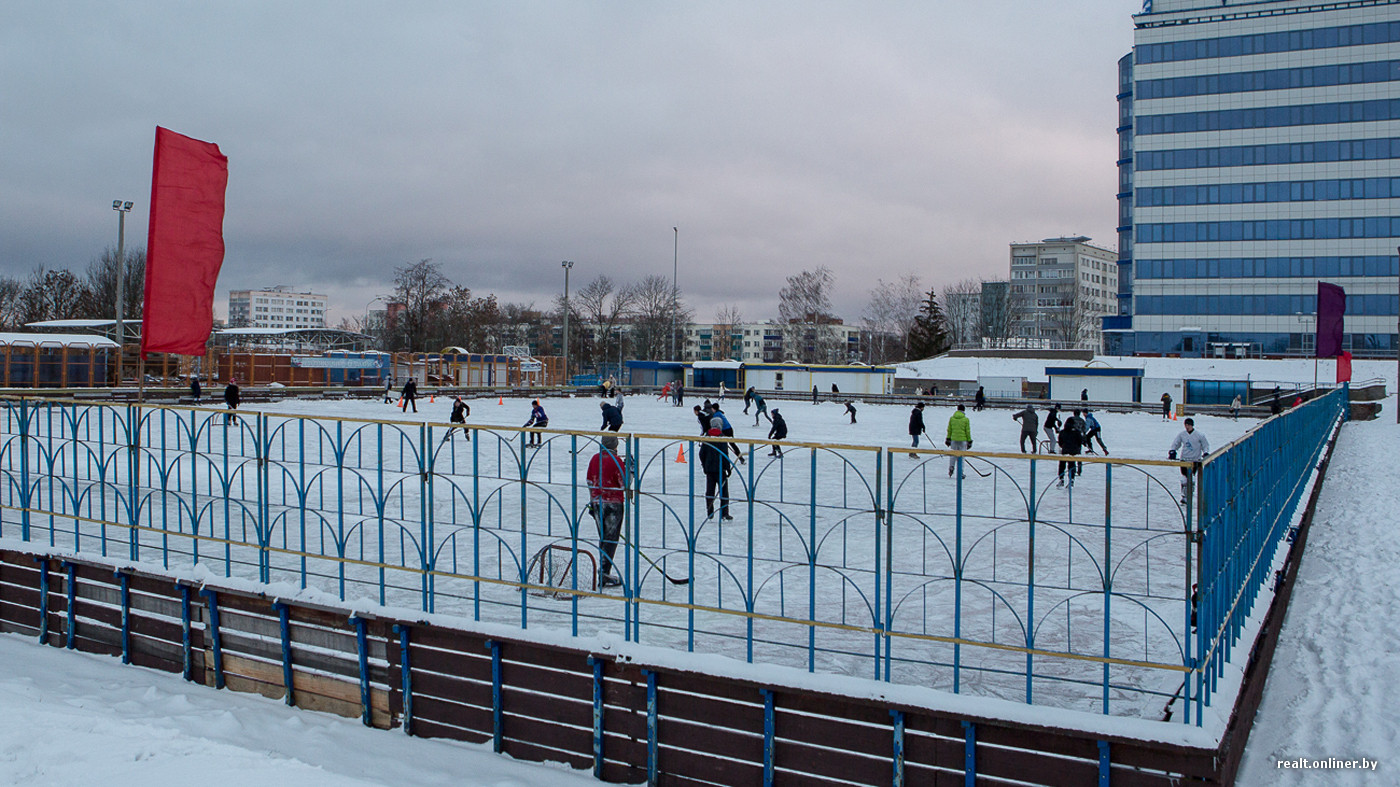 Открылся крупнейший в Минске мобильный каток