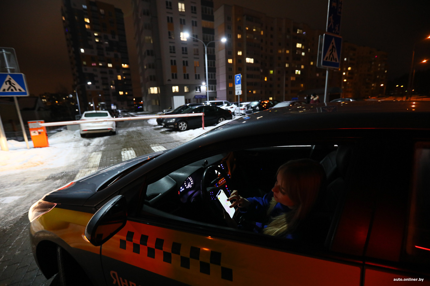 Девушка устроилась на ночь в такси в Минске. Сколько смогла заработать?