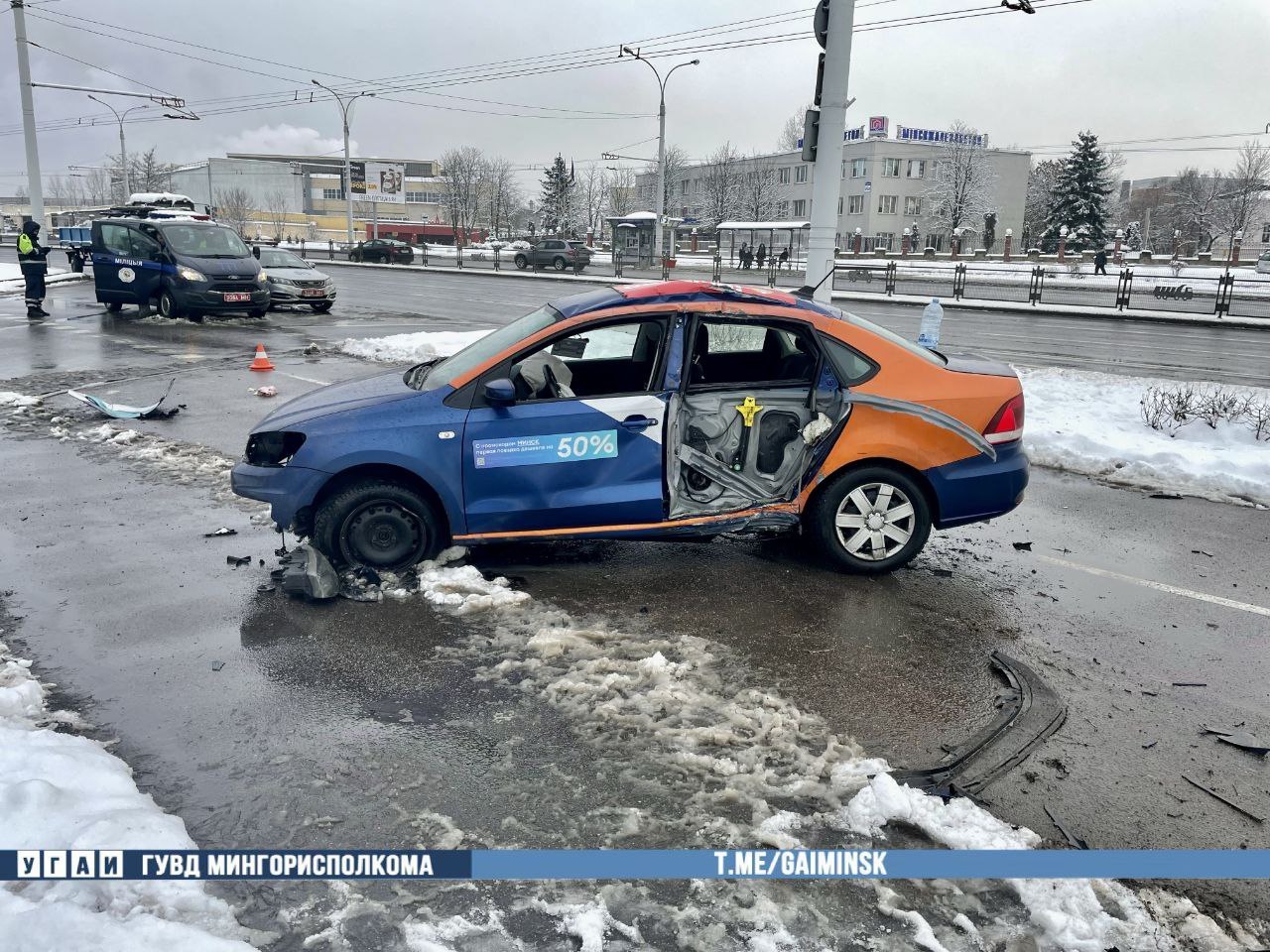 В Минске каршеринговый автомобиль врезался в столб, молодой водитель в  больнице