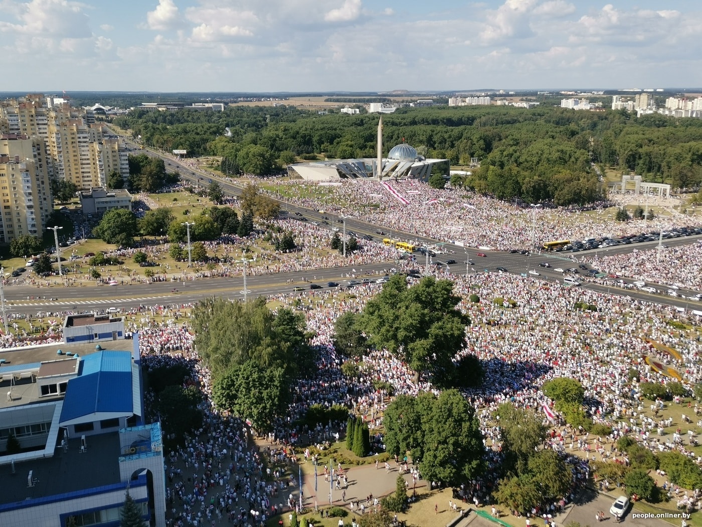 Вечер воскресенья. Тысячи людей пришли к Дому правительства в Минске