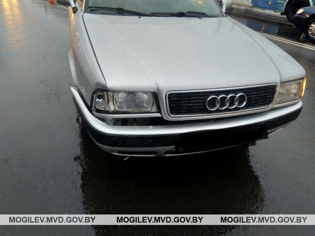 В Могилеве водитель Audi 80 проехал на красный и сбил женщину